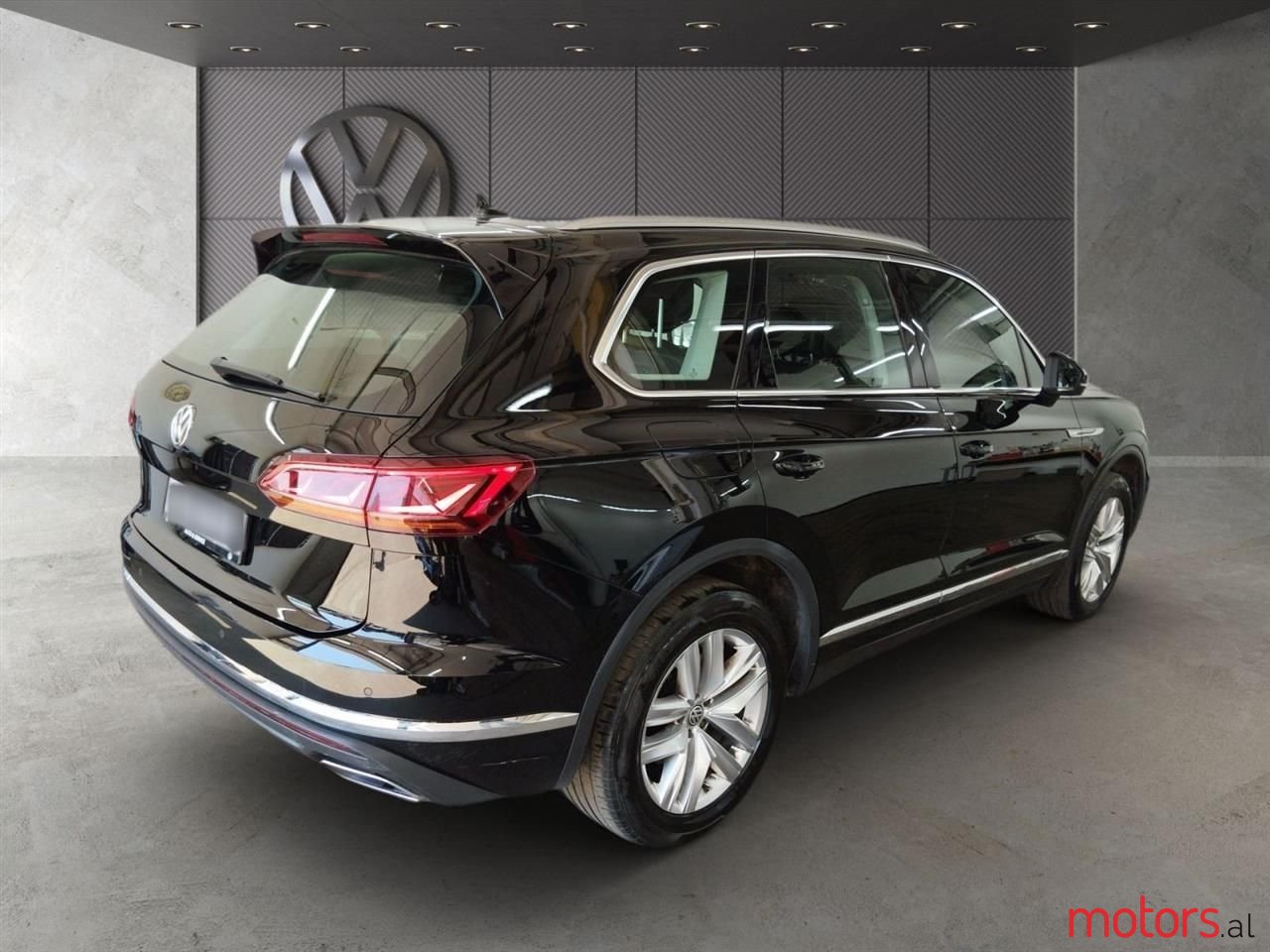 2019' Volkswagen Touareg photo #2