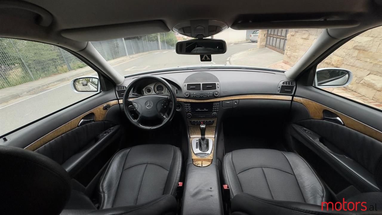 2005' Mercedes-Benz E 220 photo #3