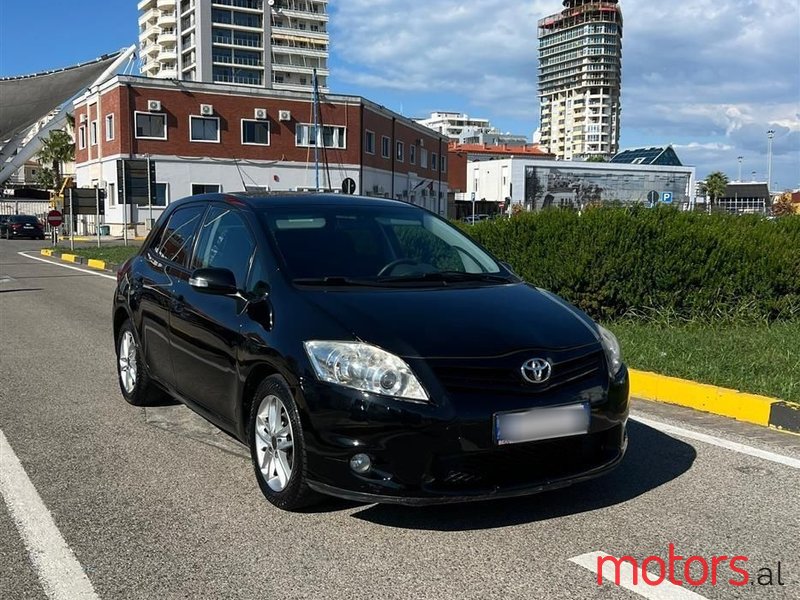 2011' Toyota Auris photo #2