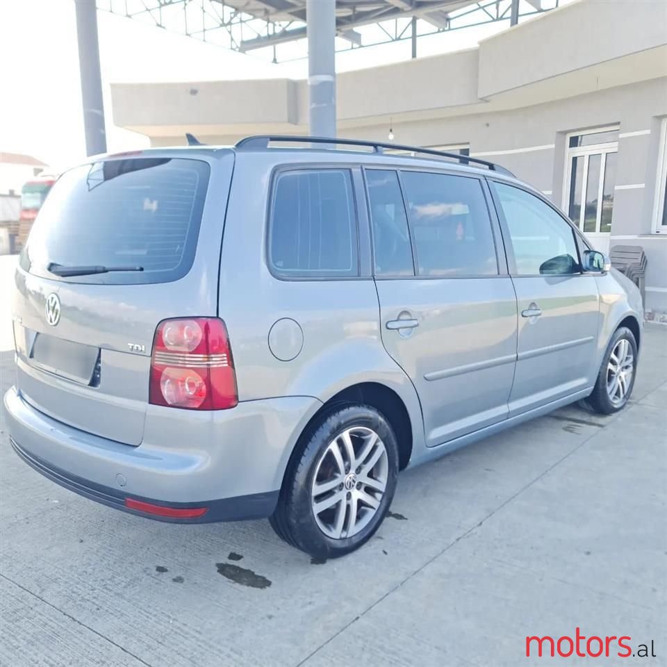 2009' Volkswagen Touran photo #4