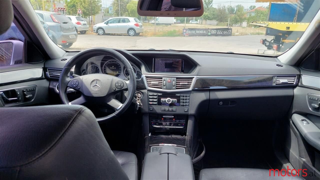 2011' Mercedes-Benz E 220 photo #6
