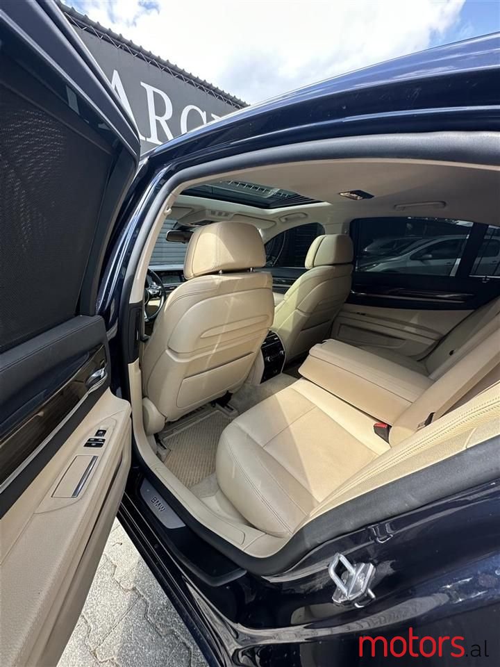 2013' BMW 740 photo #5