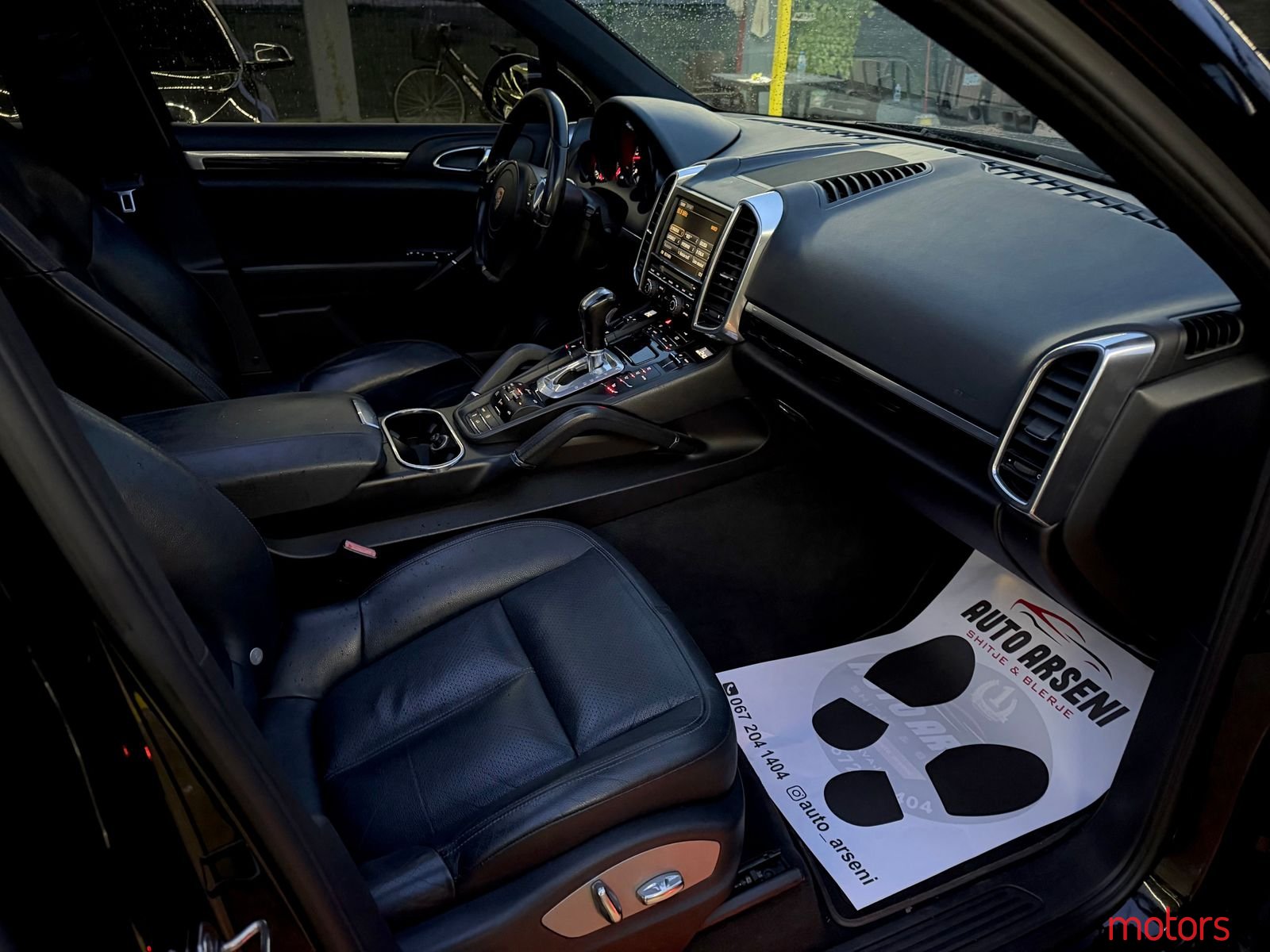 2011' Porsche Cayenne photo #1