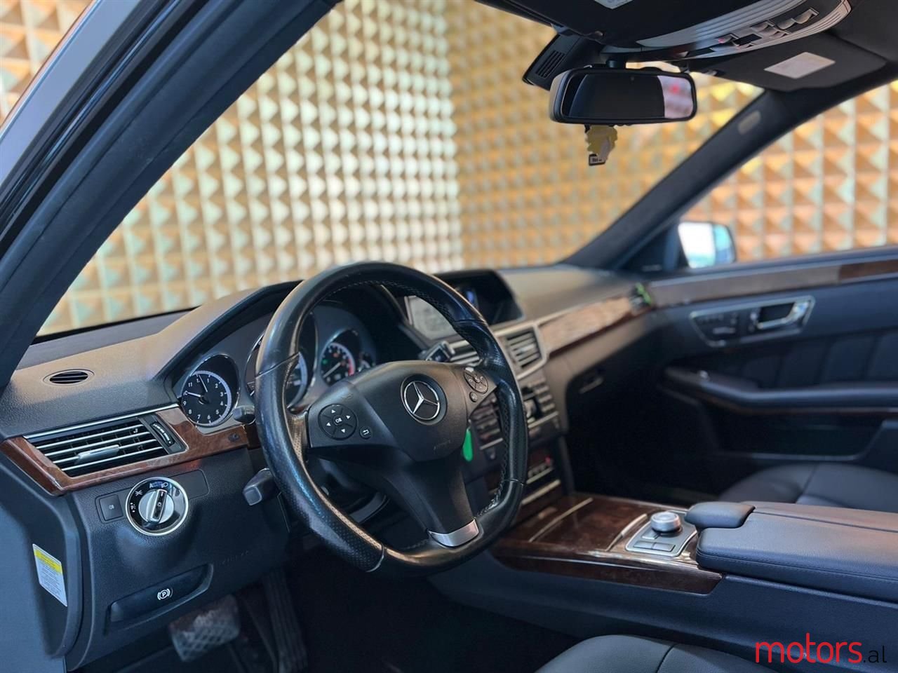 2011' Mercedes-Benz E 350 photo #6