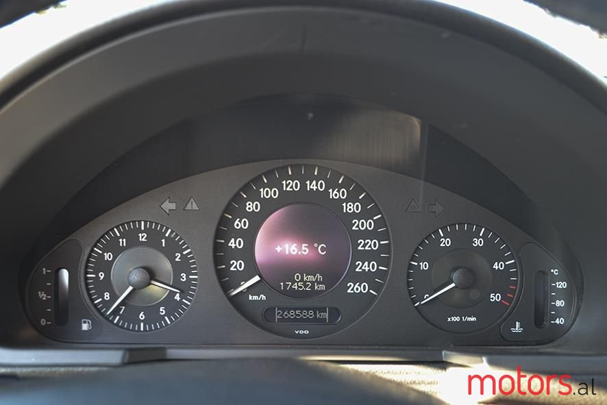 2004' Mercedes-Benz E 220 photo #5