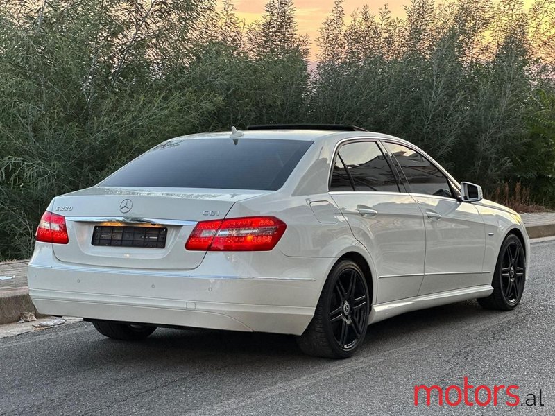 2011' Mercedes-Benz E 220 photo #2