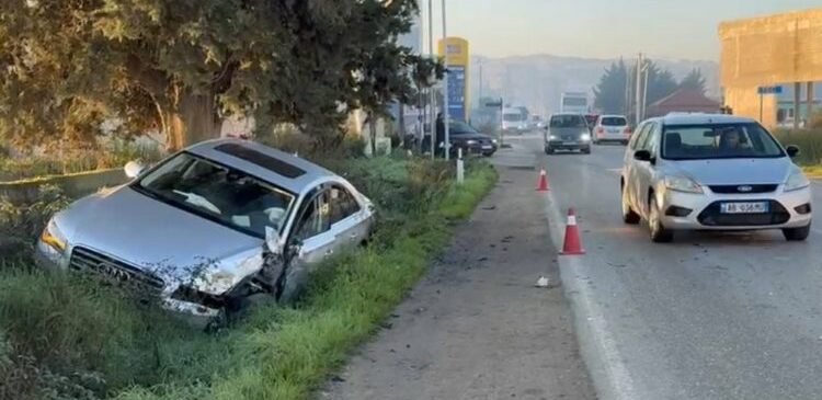 Makina përplaset me autobusin, përfundon në kanal