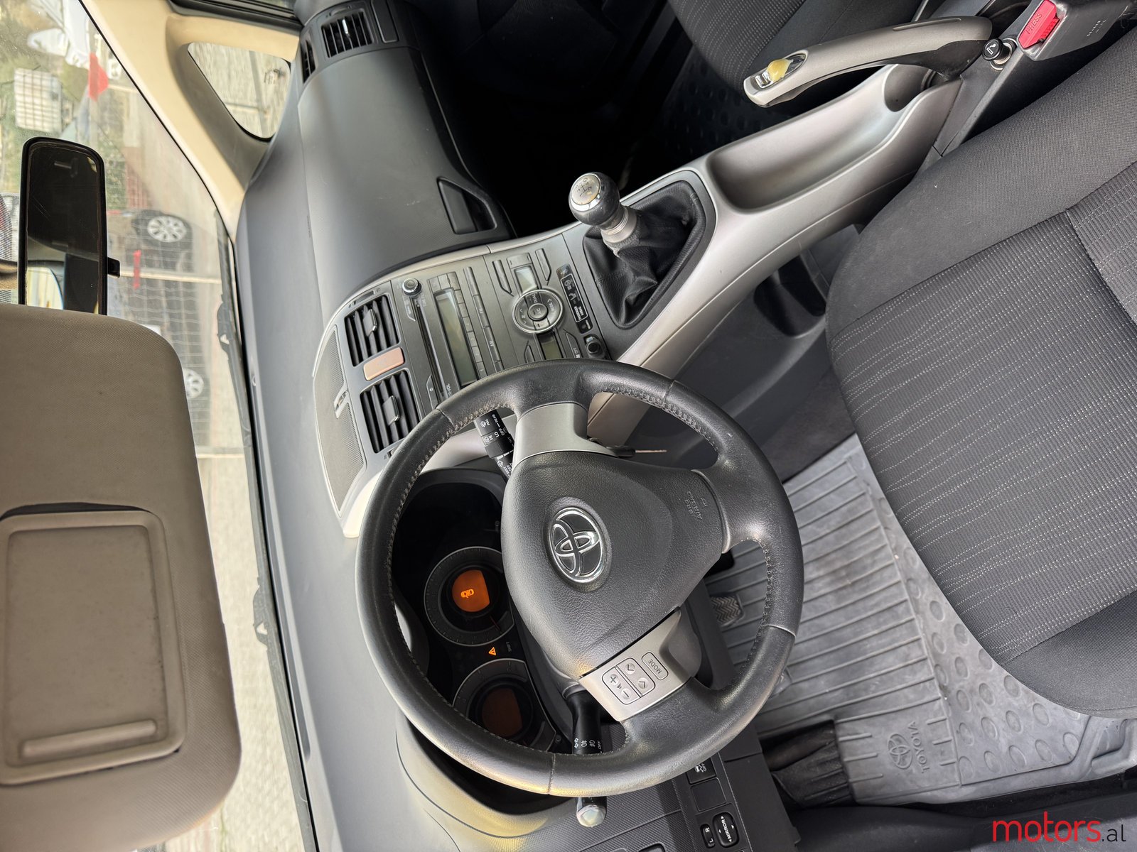2008' Toyota Auris photo #5