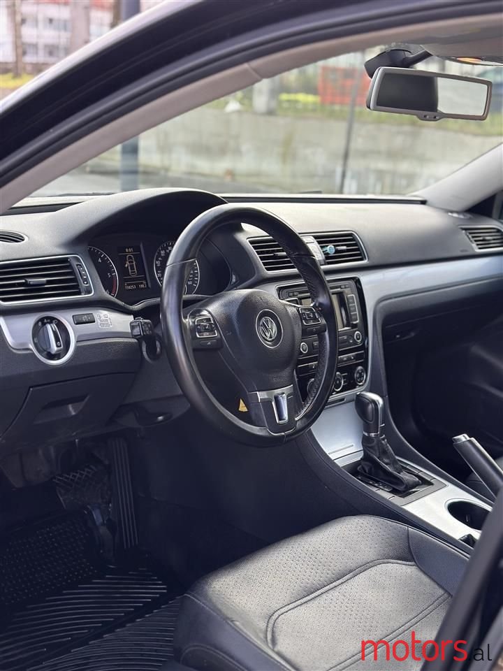2013' Volkswagen Passat photo #5