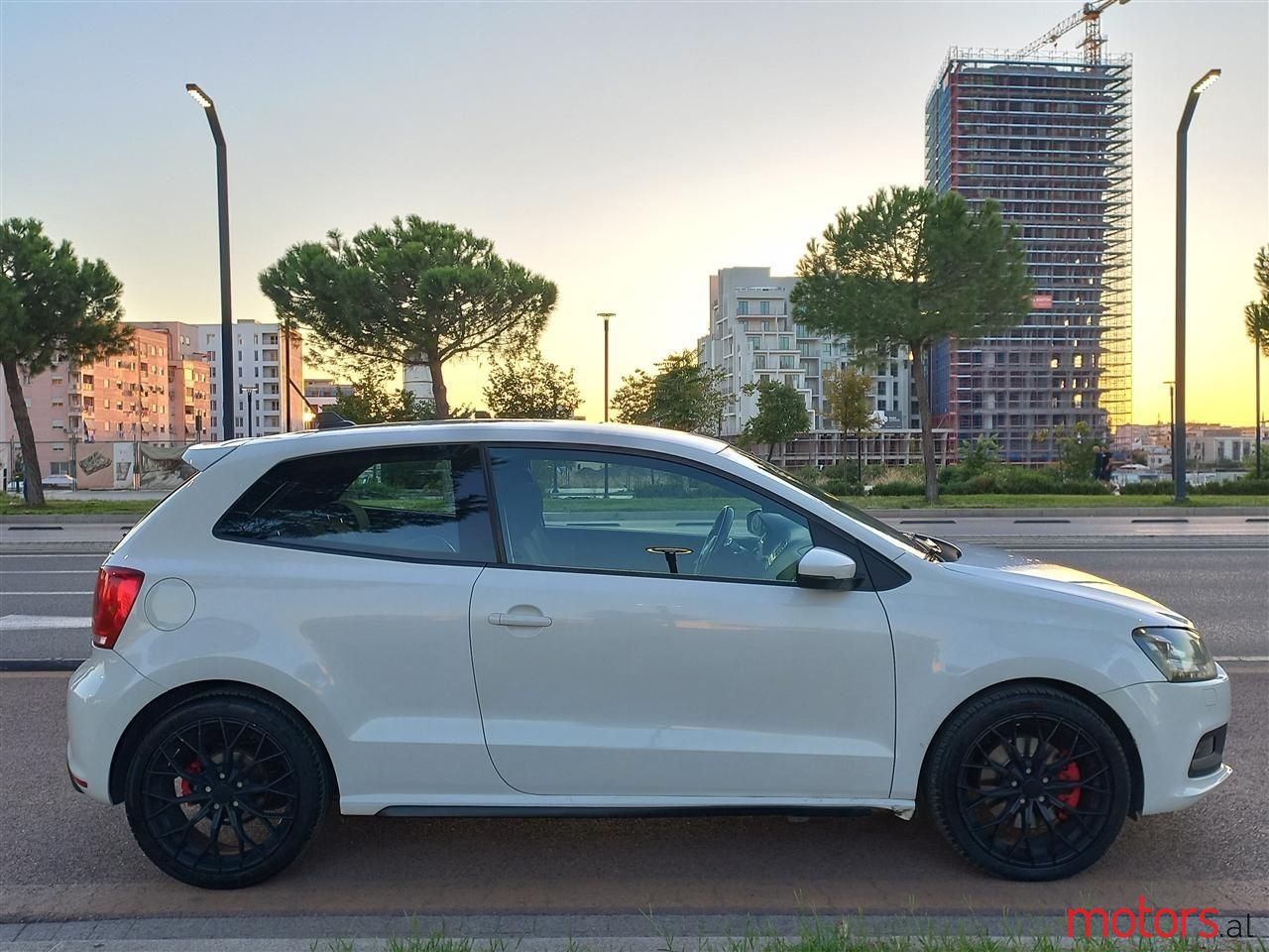 2011' Volkswagen Polo photo #1