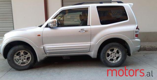 2002' Mitsubishi Pajero photo #1