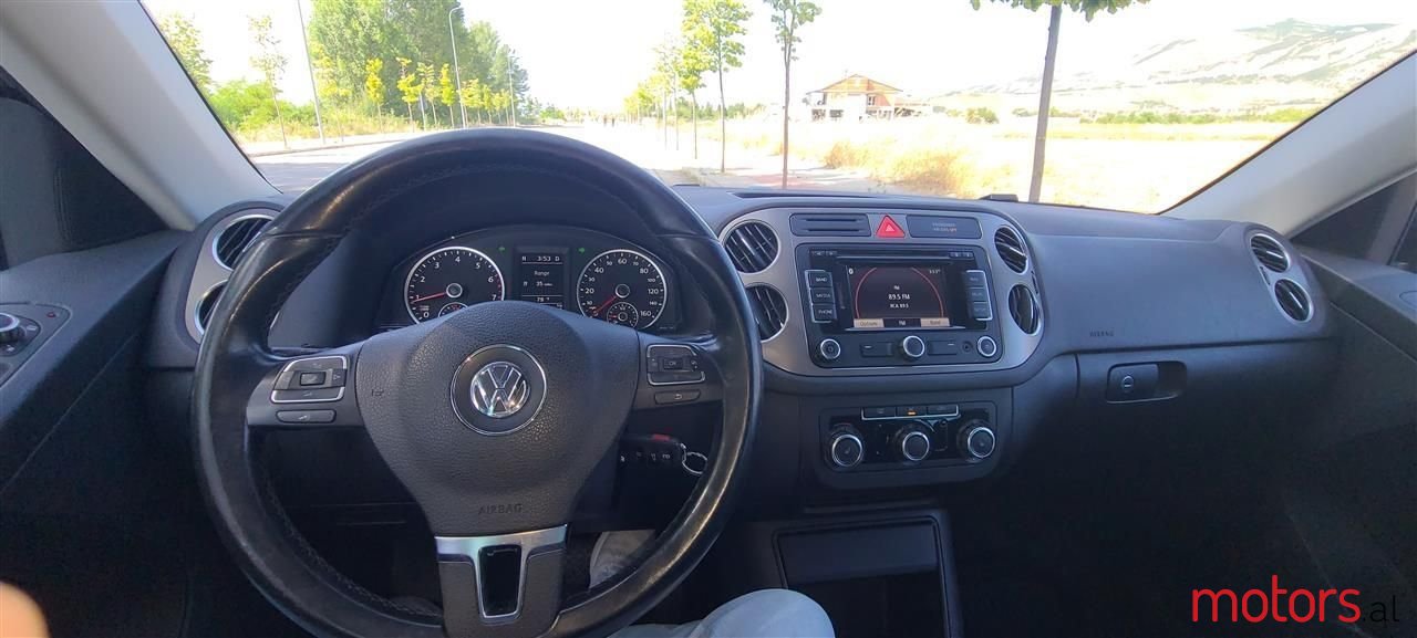 2011' Volkswagen Tiguan photo #6