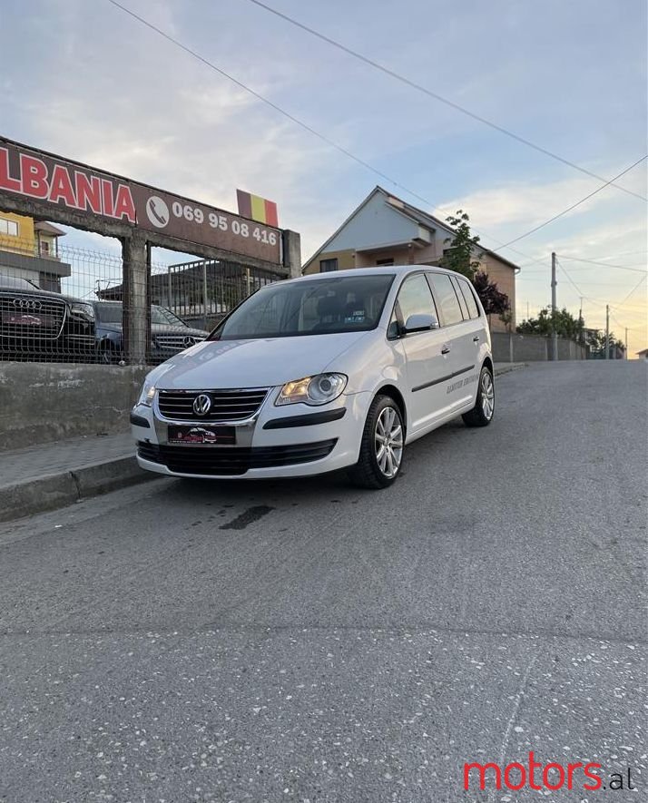 2008' Volkswagen Touran photo #1