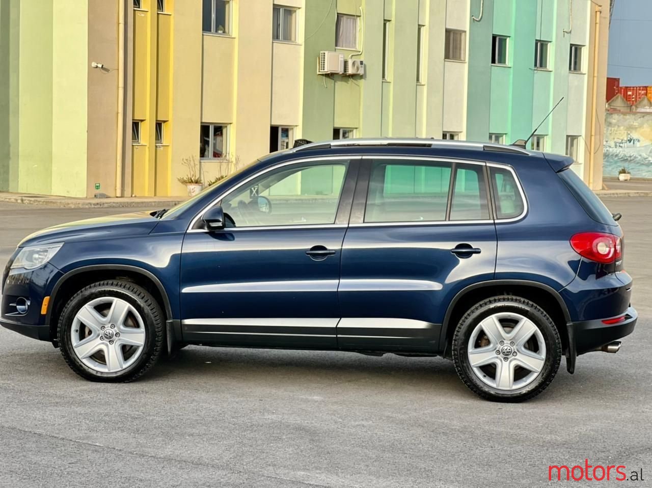 2011' Volkswagen Tiguan photo #3