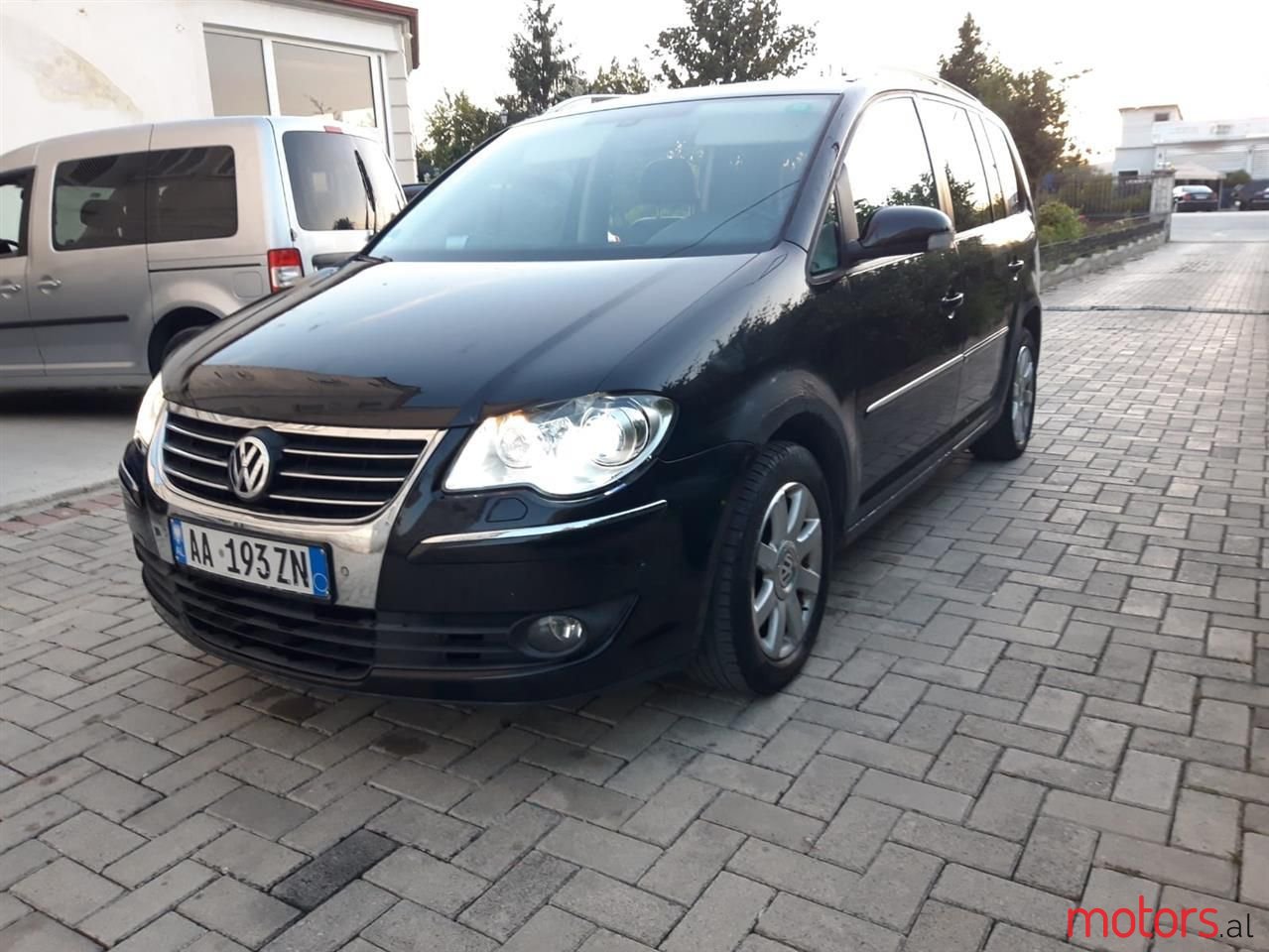 2009' Volkswagen Touran photo #1