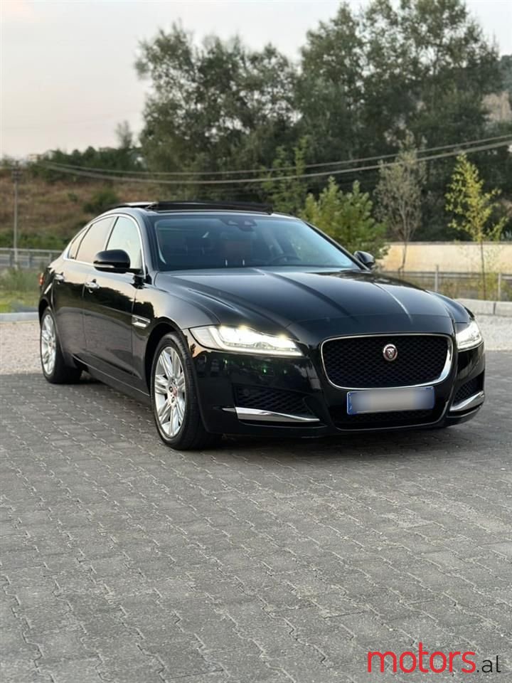 2015' Jaguar XF photo #6