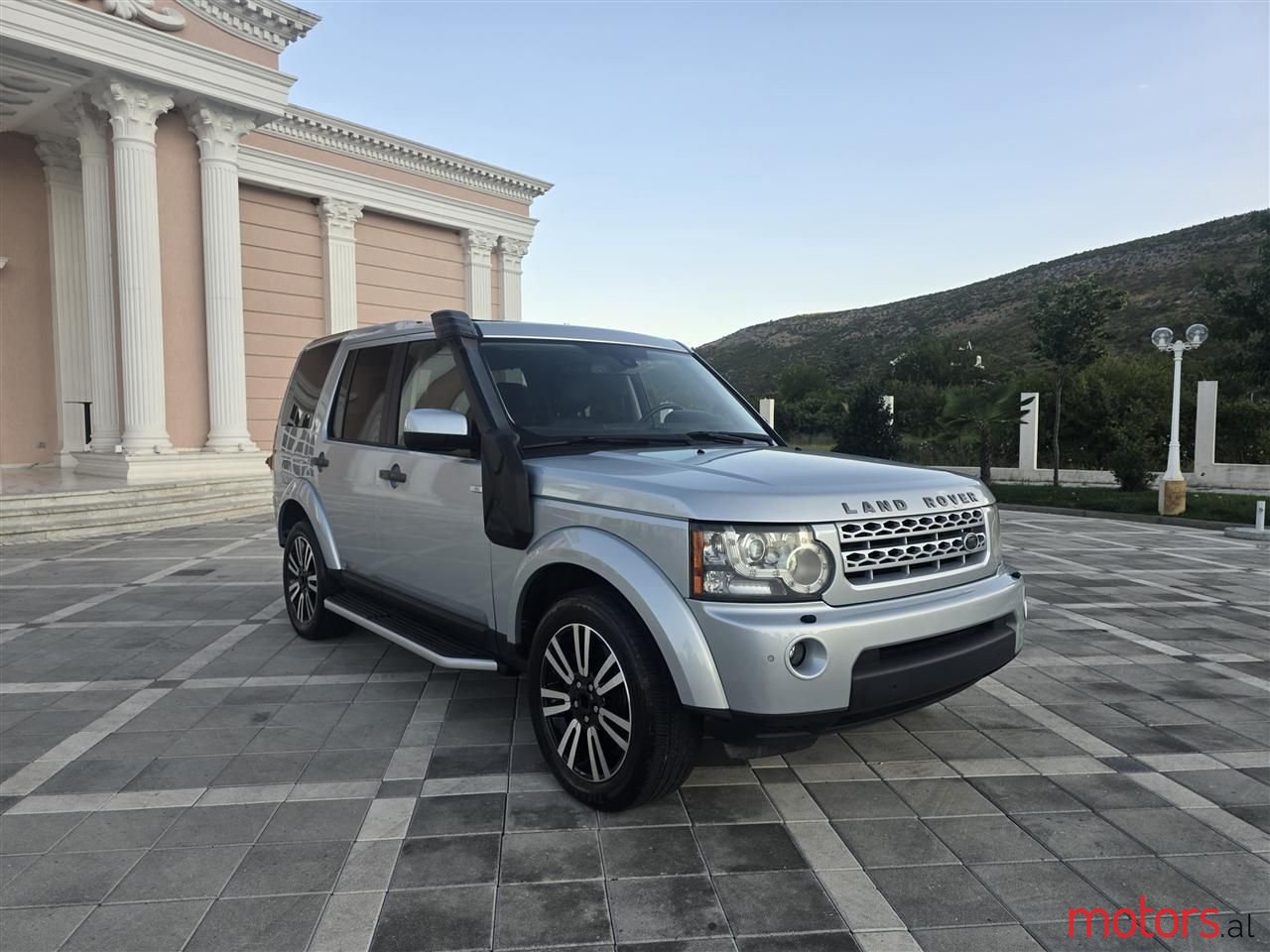 2012' Land Rover Discovery photo #3