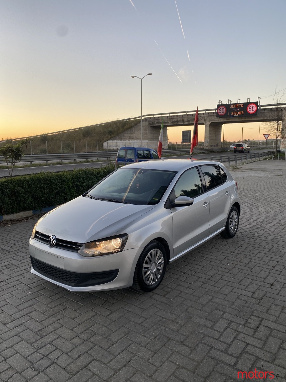 2011' Volkswagen Polo photo #1