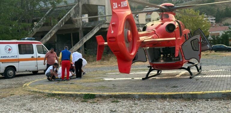 Aksidenti me 3 të plagosur në aksin rrugor Pogradec-Qafë Thanë, një prej të lënduarve transferohet në Tiranë me helikopter