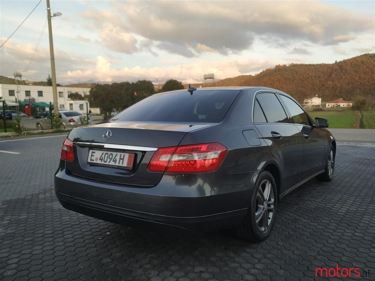 2011' Mercedes-Benz E 200 photo #1