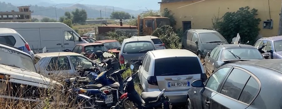 “Varrezat e makinave”, ende në rrugë / Gjirokastër, autoritetet premtojnë se do t’i shpërngulin se shpejti