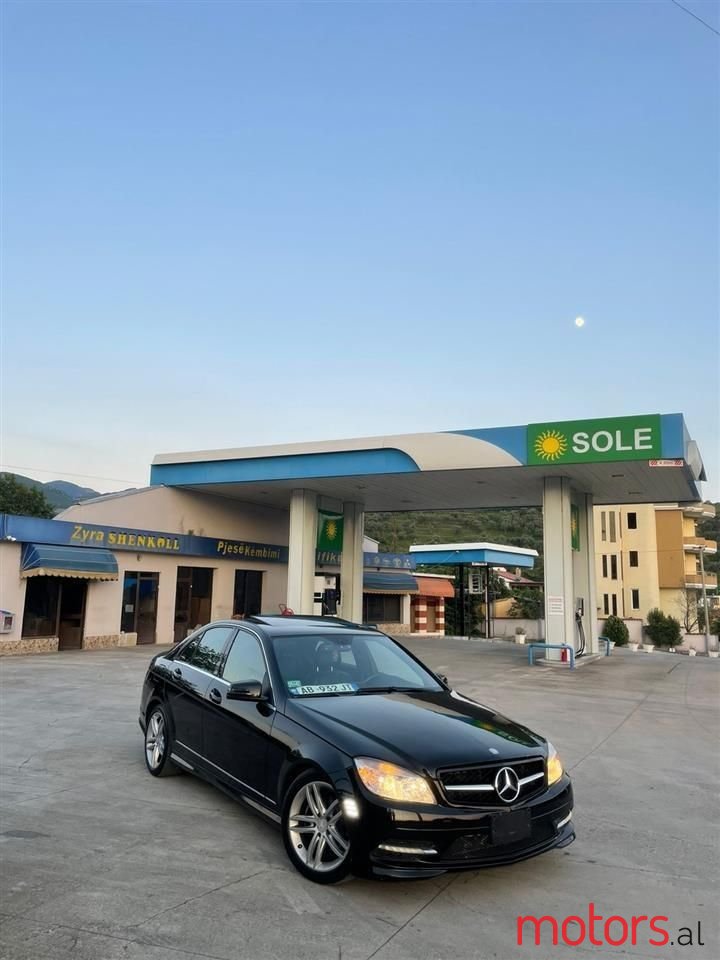 2011' Mercedes-Benz C 300 photo #5