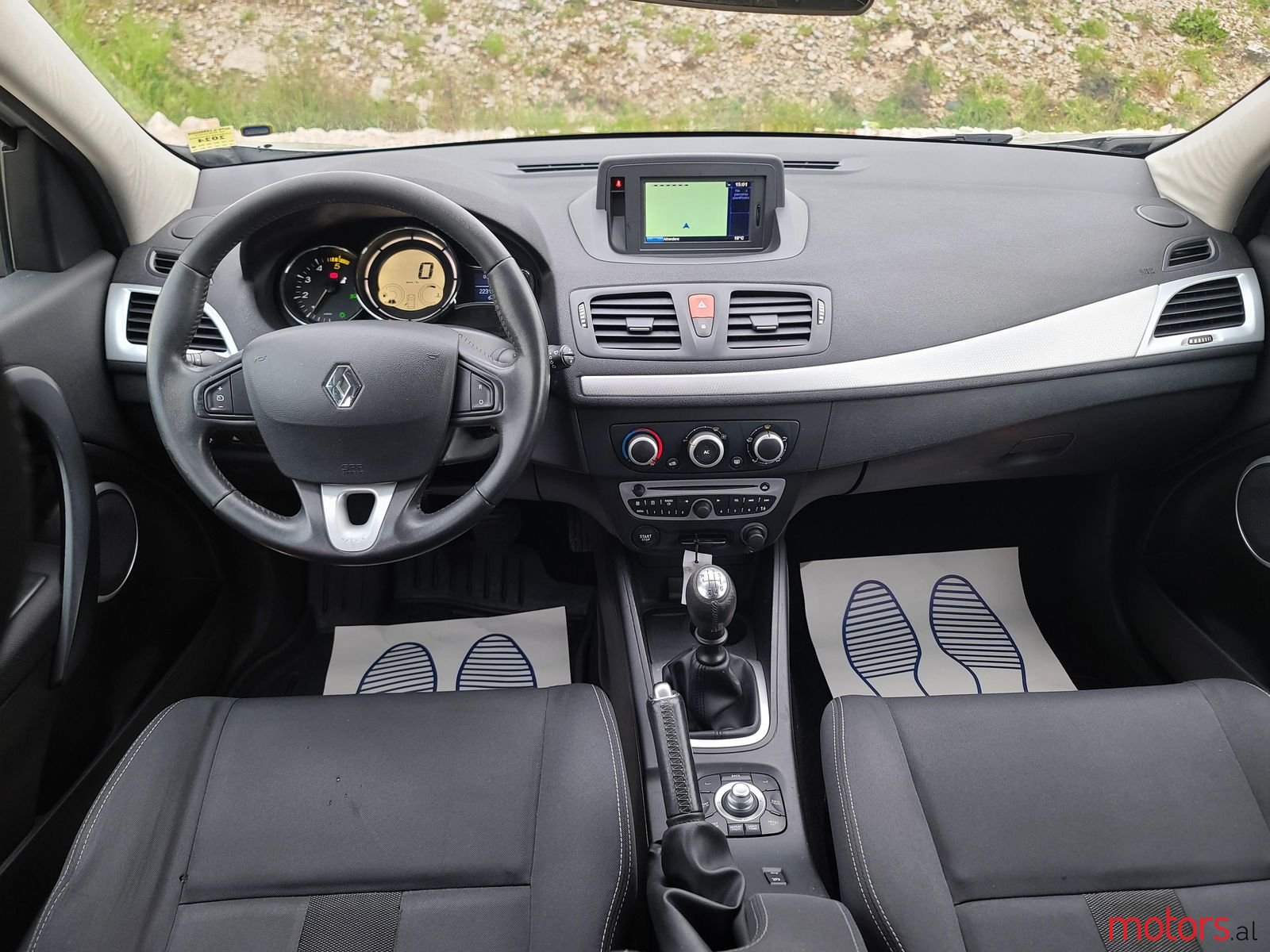 2011' Renault Megane photo #2