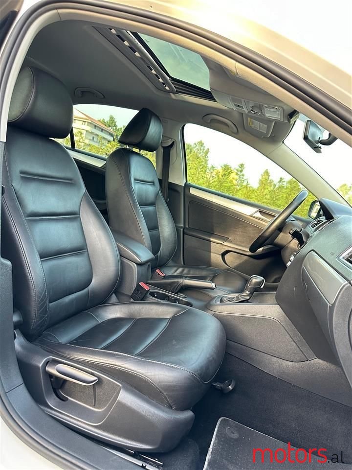 2012' Volkswagen Jetta photo #2