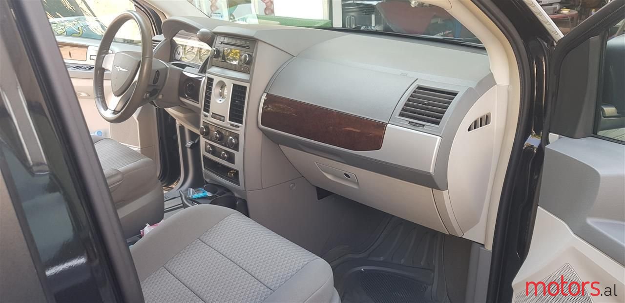 2010' Chrysler Grand Voyager photo #1