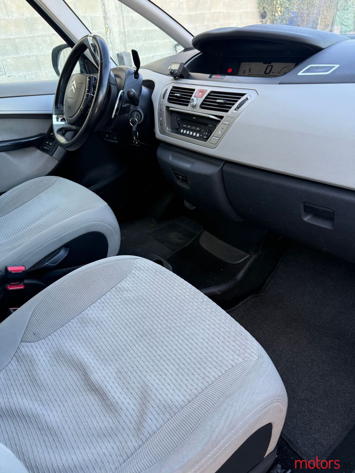 2008' Citroen C4 photo #6