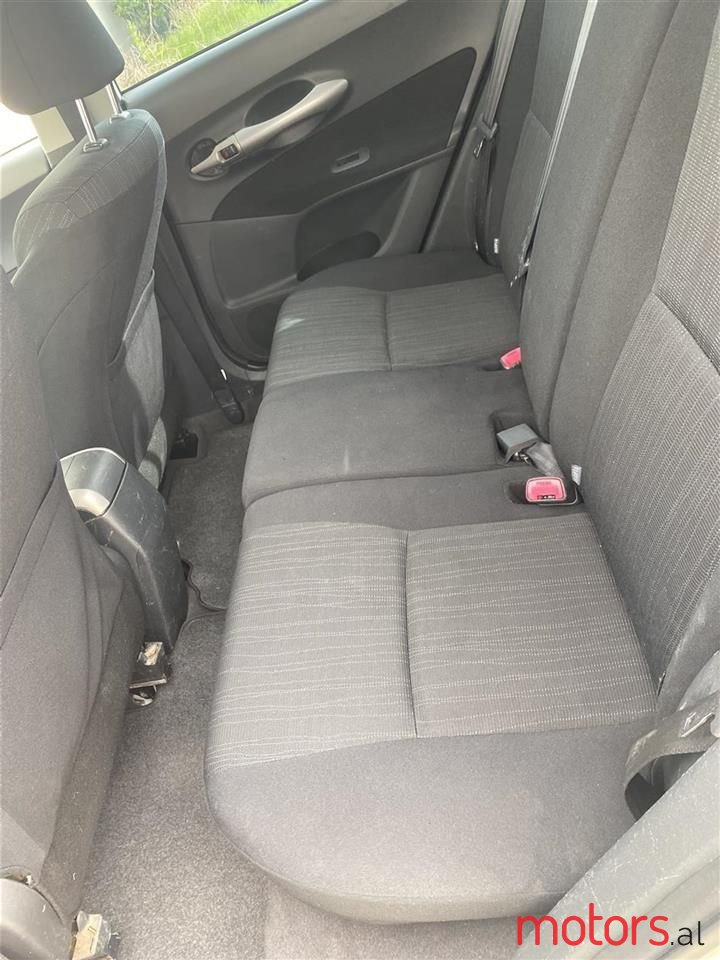 2008' Toyota Auris photo #3