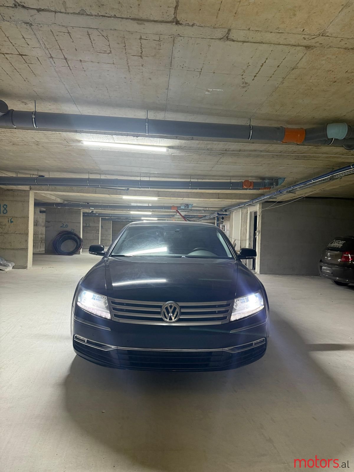 2013' Volkswagen Phaeton photo #1