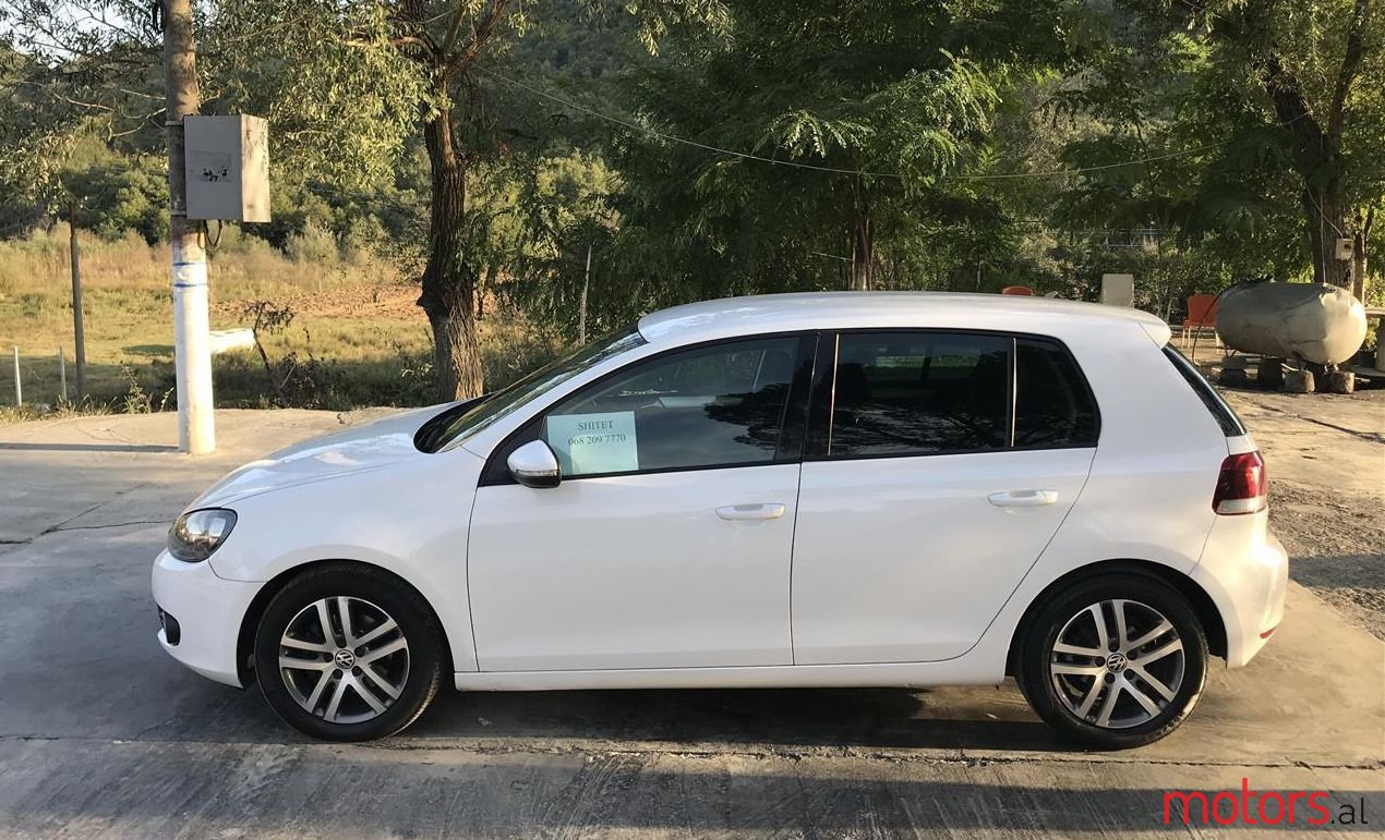 2009' Volkswagen Golf photo #1