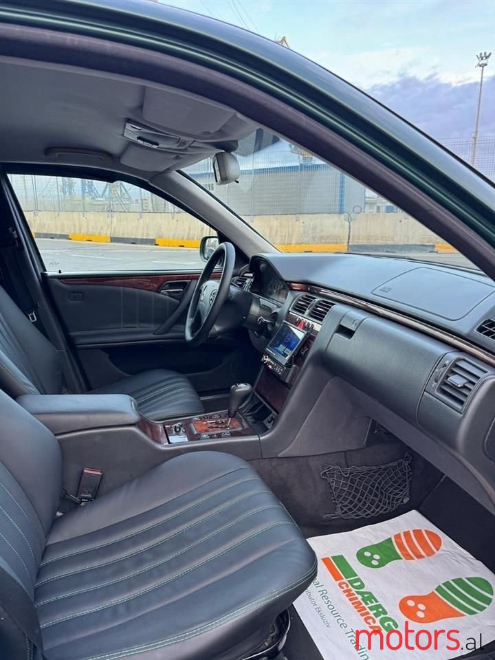 2000' Mercedes-Benz E 270 photo #2