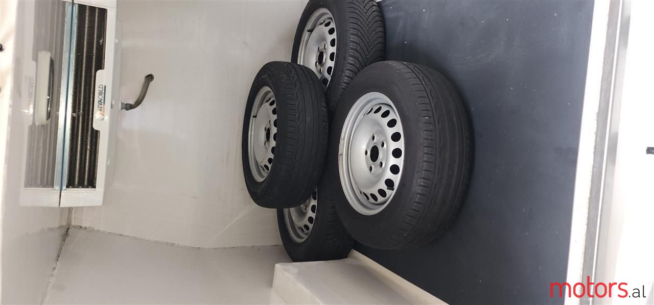 2015' Volkswagen Caddy photo #6