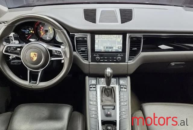 2016' Porsche Macan photo #2