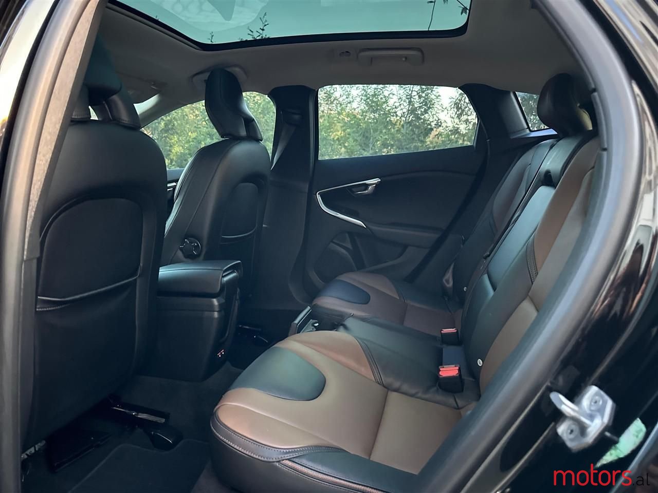 2015' Volvo V40 Cc photo #3