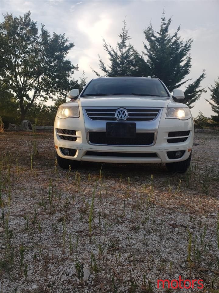 2010' Volkswagen Touareg photo #3