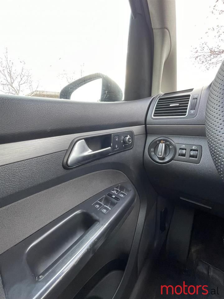 2011' Volkswagen Touran photo #4