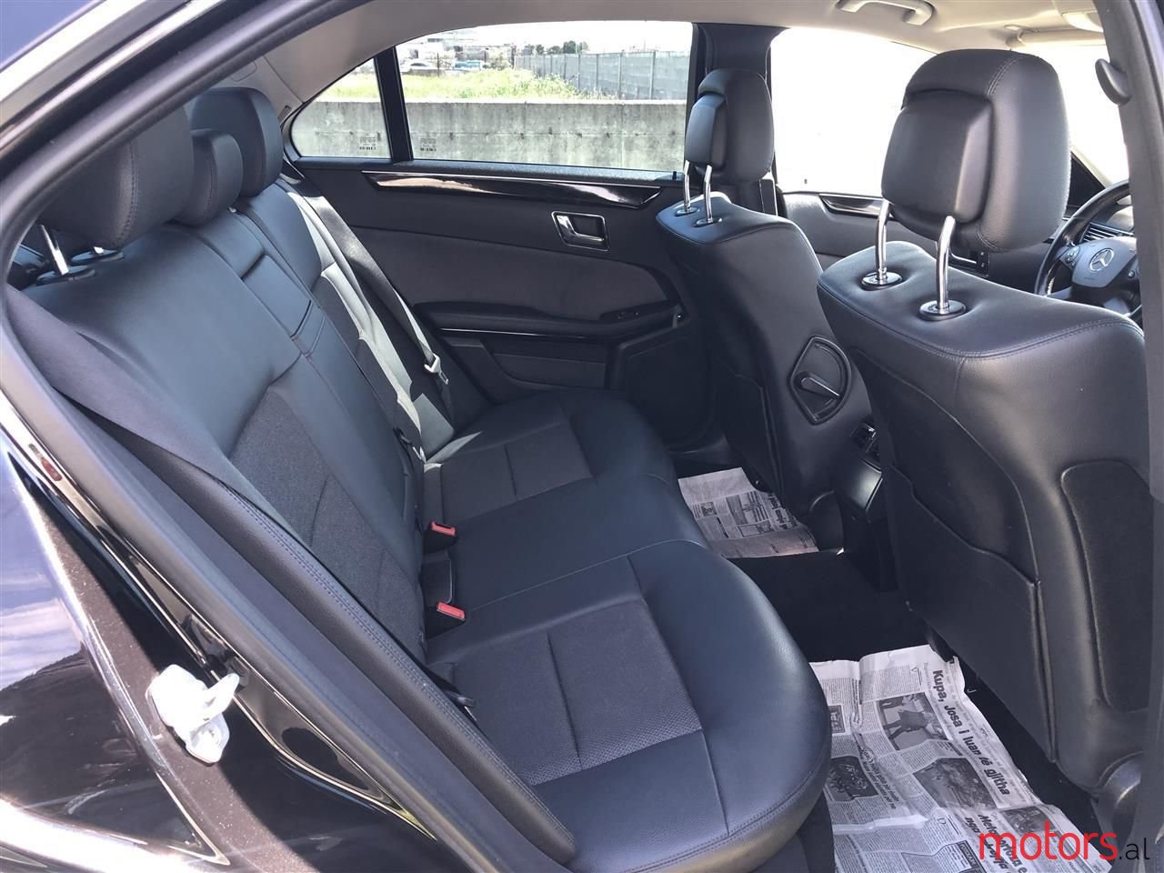 2011' Mercedes-Benz E 220 photo #5