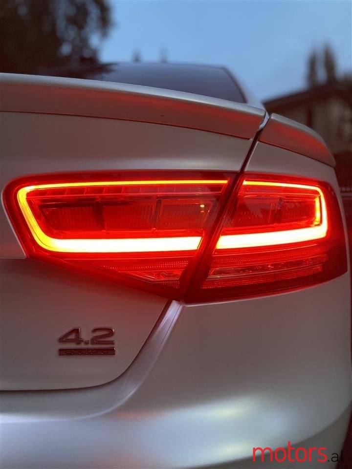 2012' Audi A8 photo #6