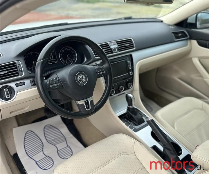 2013' Volkswagen Passat photo #5