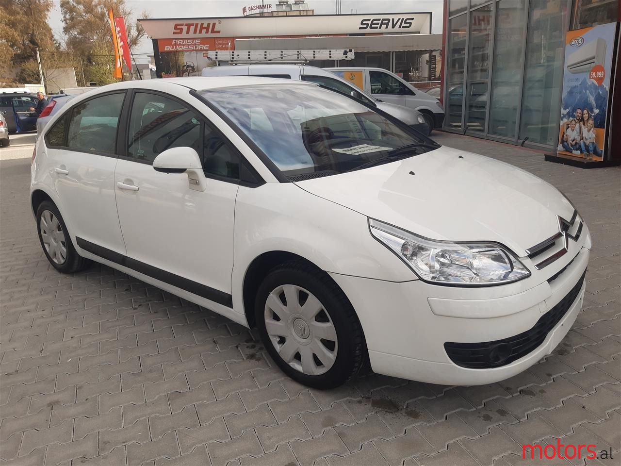 2008' Citroen C4 photo #1