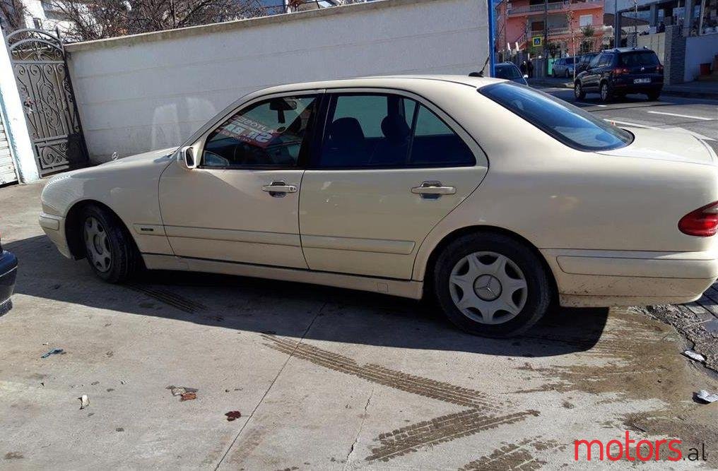 2002' Mercedes-Benz 220 photo #1