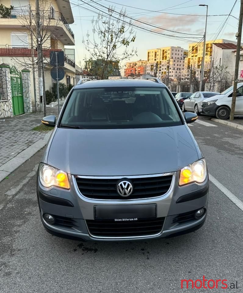 2010' Volkswagen Touran photo #3