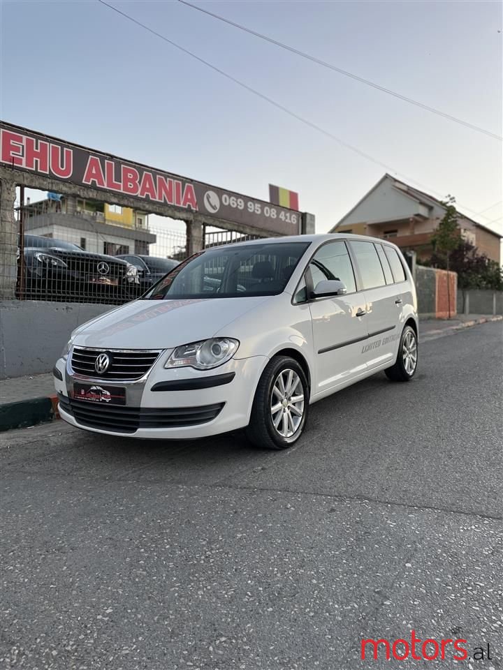 2008' Volkswagen Touran photo #1