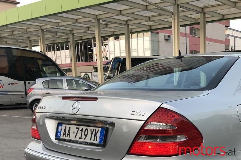 2004' Mercedes-Benz E 220 photo #2