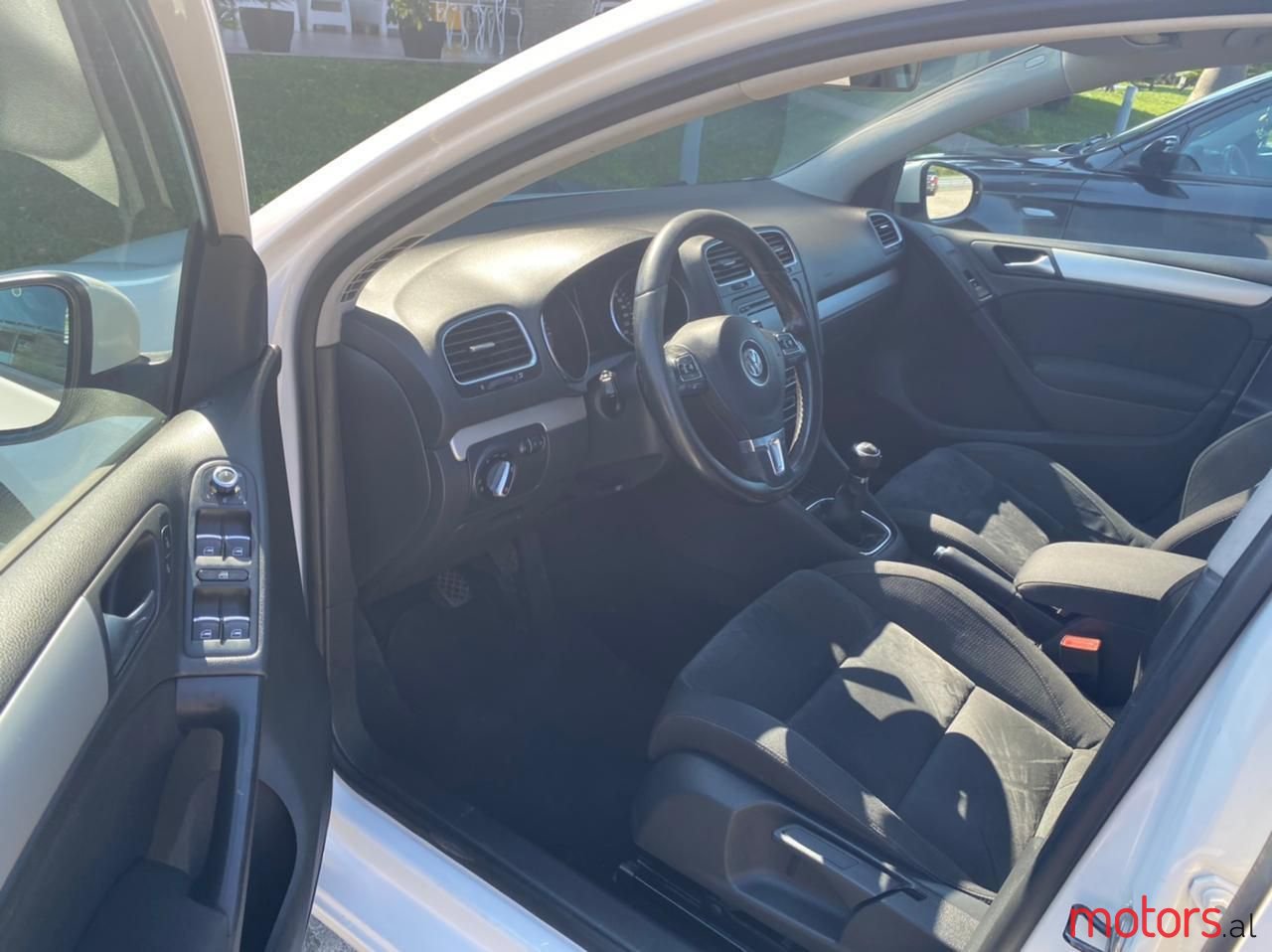 2010' Volkswagen Golf photo #3