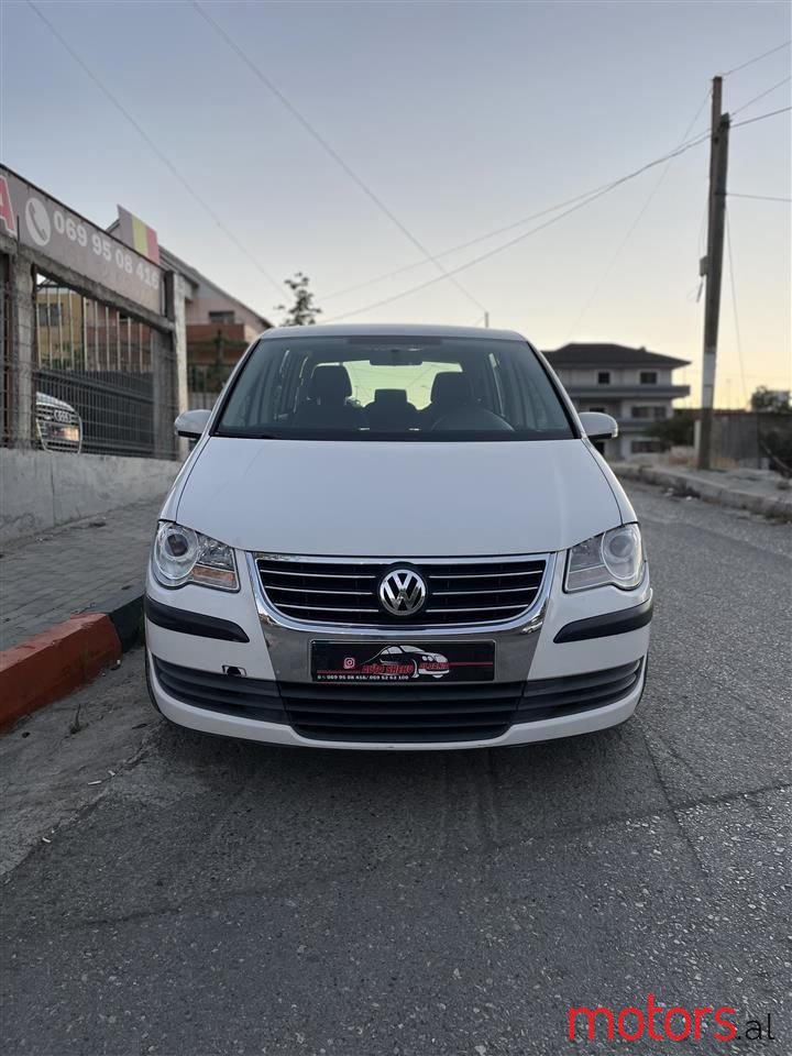 2008' Volkswagen Touran photo #5