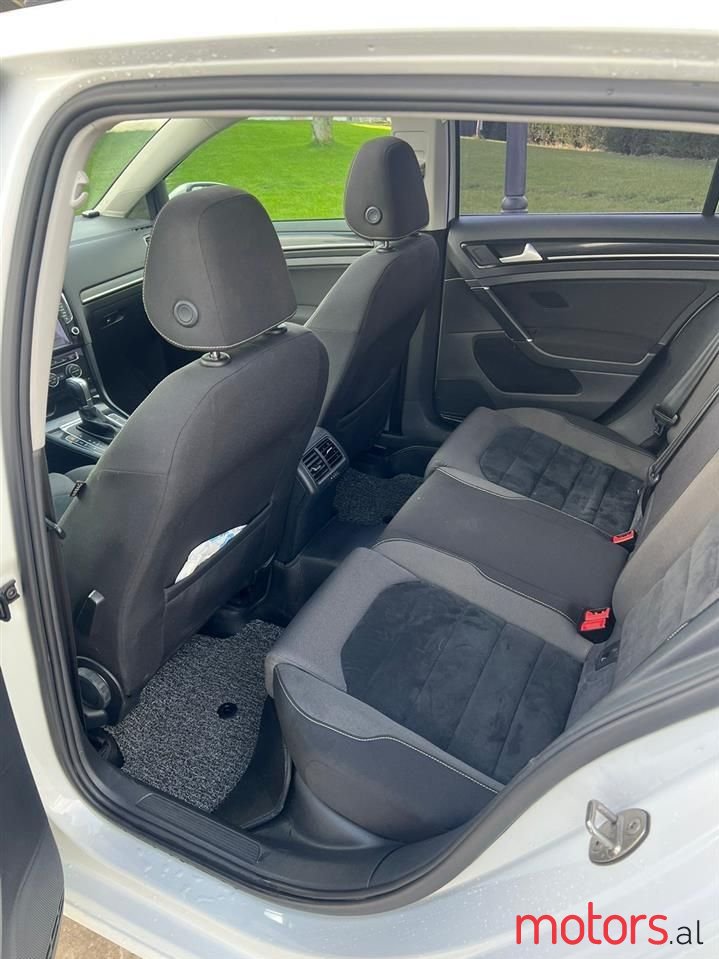 2015' Volkswagen Golf photo #6